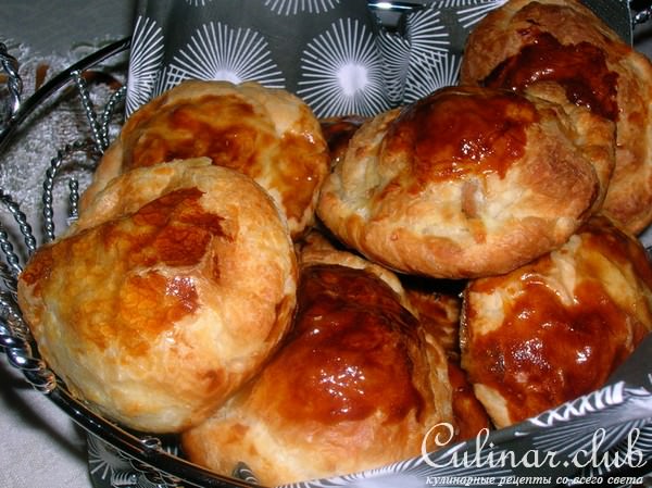 Слоеные пирожки с индейкой карри и беконом