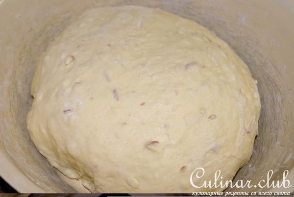 Сдобные кукурузные булочки с колбасным сыром и кунжутом