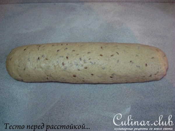 Пшенично-ржаной хлеб на картофельной закваске с семенами льна, сыром, луком и помидорами.
