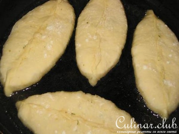 плоские пирожки с капустой и с морковью