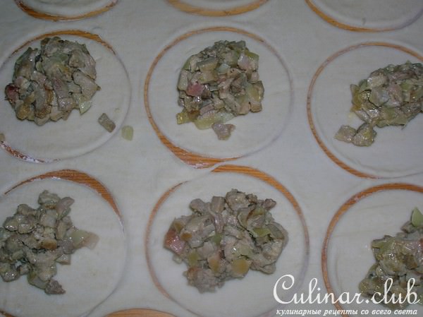 Слоеные пирожки с индейкой карри и беконом
