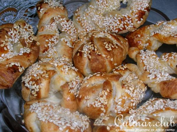 Слоеные пирожки с индейкой карри и беконом