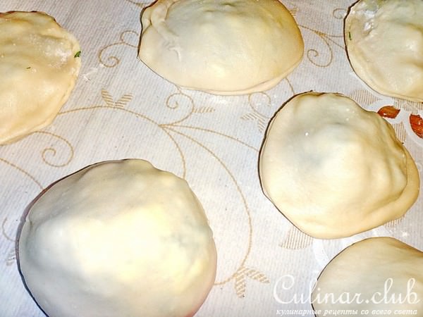 Пирожки с помидорами, брынзой и зеленью