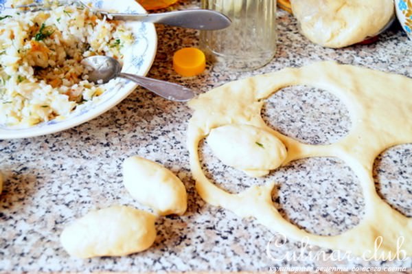 Пирожки жаренные, из творожного теста с рыбой и рисом.