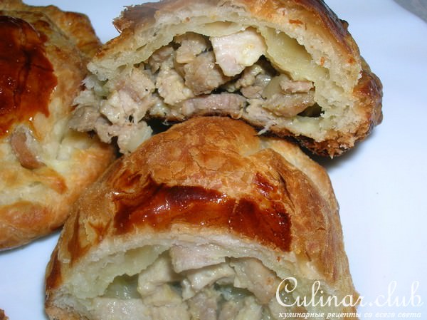 Слоеные пирожки с индейкой карри и беконом