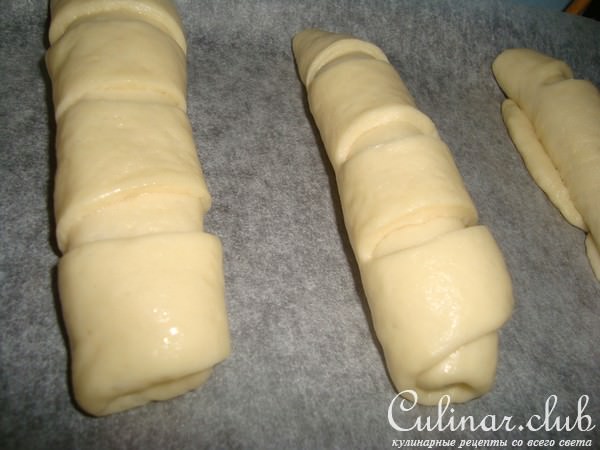 Полосатые кифле с сыром