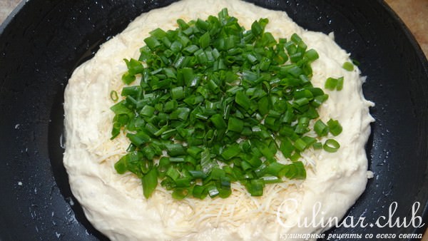 Жаренный пирог на кефире с сыром и луком