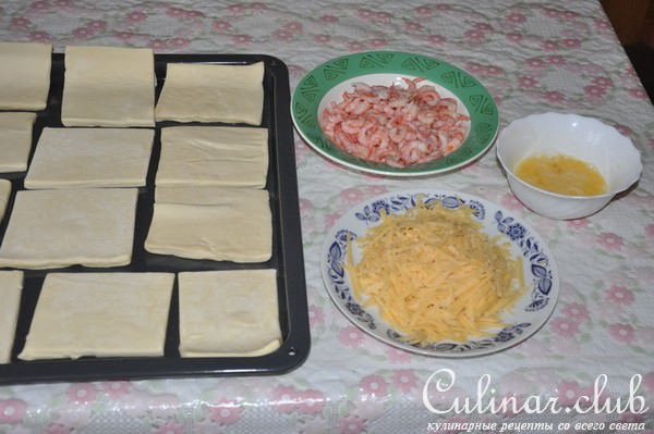 Слоёные треугольнички с сыром и креветками