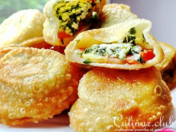 Пирожки с помидорами, брынзой и зеленью