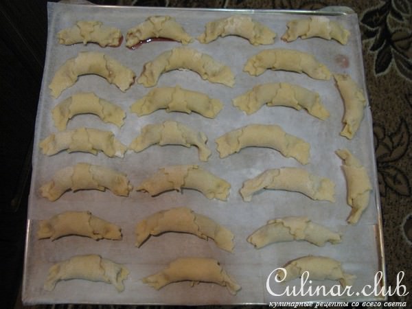 Творожное тесто и круасаны - рогалики с малинновой начинкой.