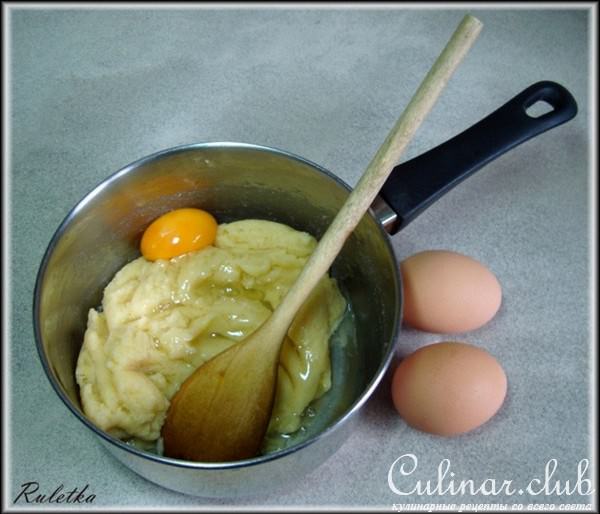 Эклеры с шоколадно - кофейным кремом и бананами.