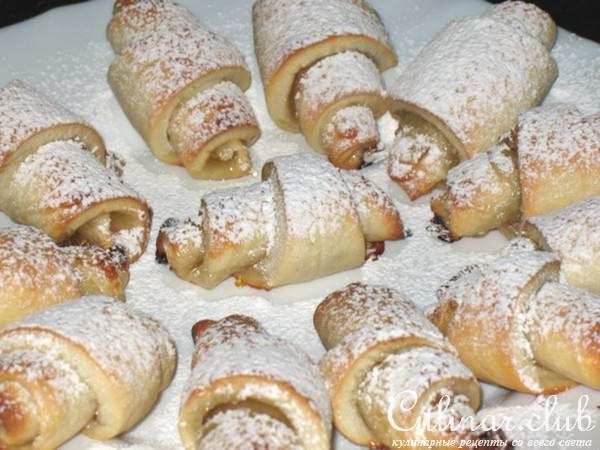 Корзинки из творожного теста с клубникой под шапочкой безе