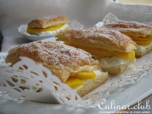 Пирожное из слоёного теста с кремом и манго.("Mango mille feuille")