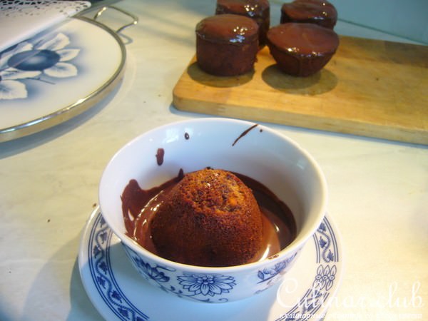 Бисквитные шоколадные пирожные из чашки (Shoko-cupcakes)