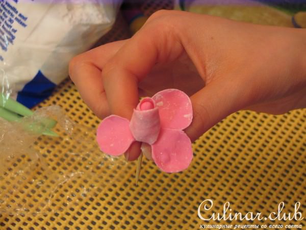 Роза из мастики