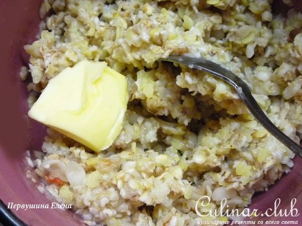Каша на курином бульоне под соусом из красного лука и голубого сыра