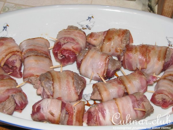 мясные рулетики в беконе с аппетитным салатом