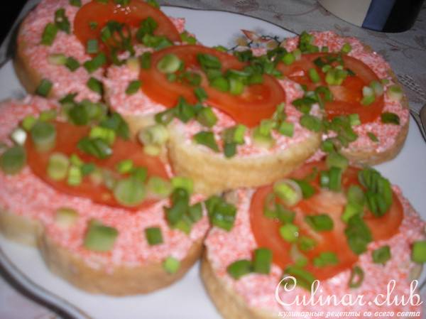 Бутерброды с икрой и помидором