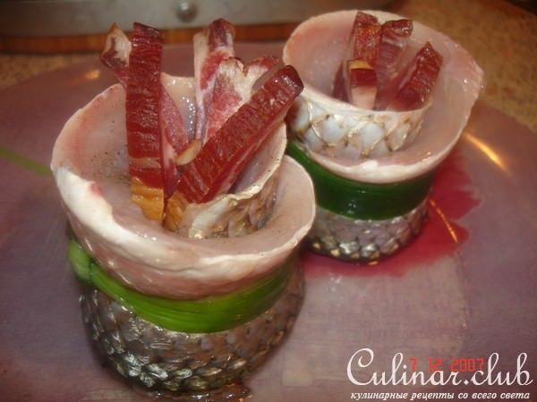 Кефаль (судак) с сырокопченым мясом, запеченая в сливках