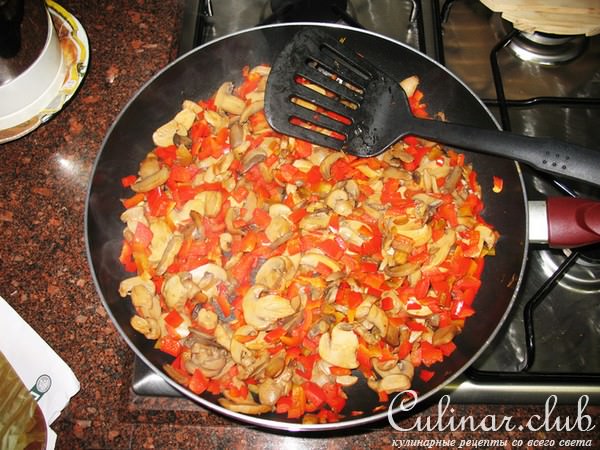 Капуста, тушённая с грибами и овощами