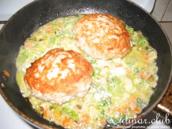 Котлетка с овощами и макаронами для ребенка