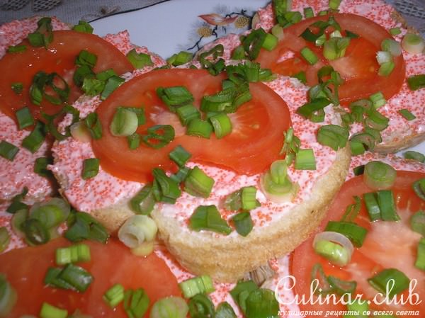 Бутерброды с икрой и помидором