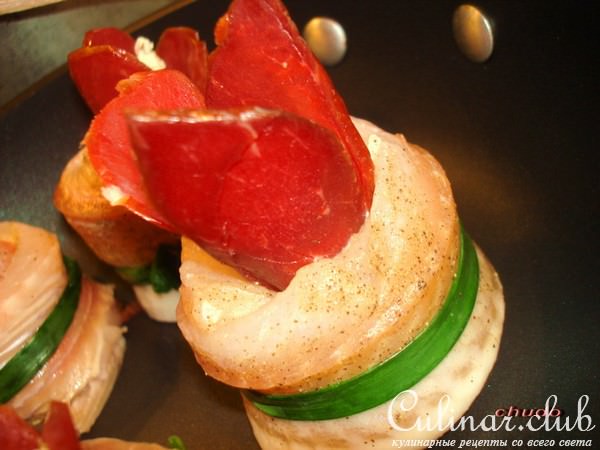 Кефаль (судак) с сырокопченым мясом, запеченая в сливках