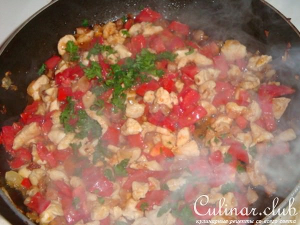 Баклажаны с курицей, салом и помидорами.