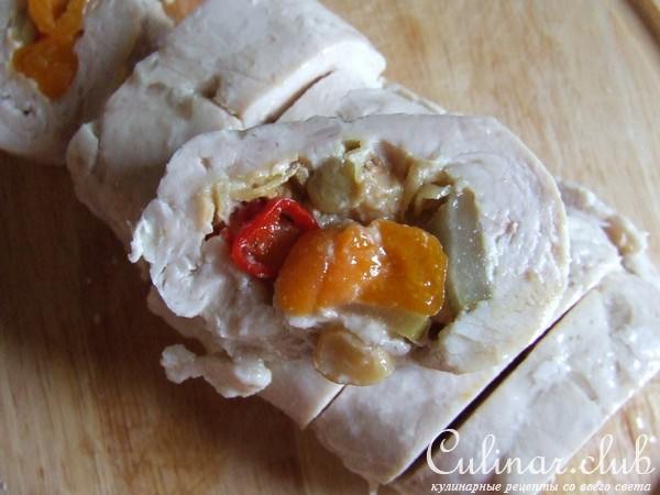 рулет из куриной грудки с сухофруктами, лимонной цедрой, проготовленный в пароварке