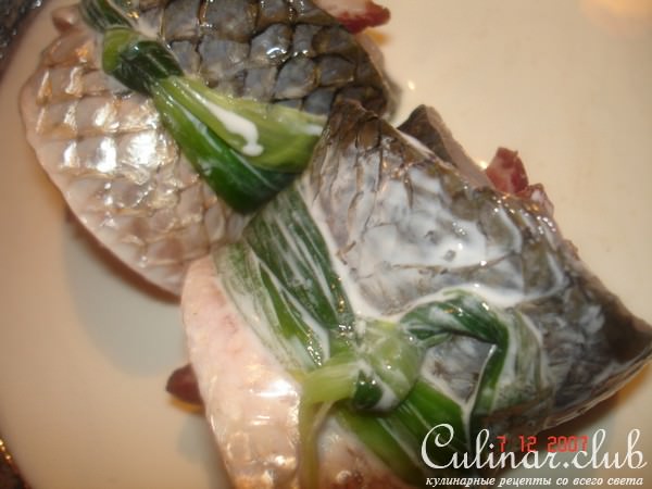 Кефаль (судак) с сырокопченым мясом, запеченая в сливках