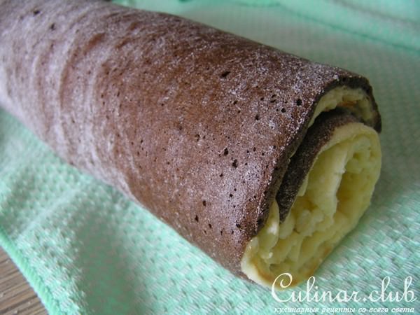 Шоколадный рулет с творожной начинкой и бананом