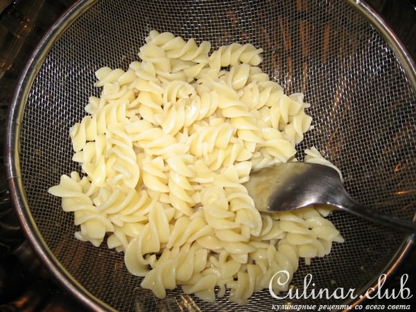 макаронный салат с курицей и виноградом