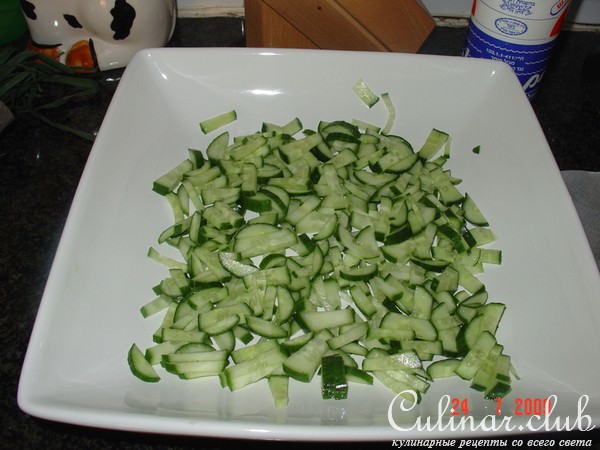 салат овощной с крабовыми палочками и брынзой