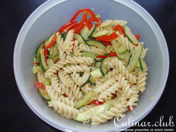 Fussili-салат с жаренными овощами.