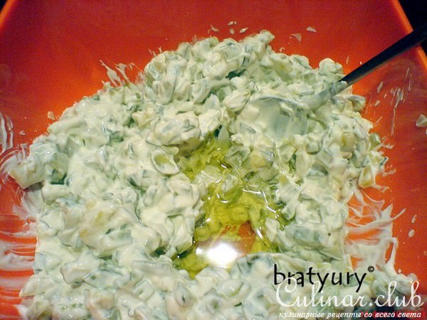 Салат из маринованных огурцов, мацони и грецких орехов с чесноком и оливковым маслом