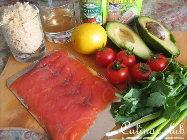 Салат с кус-кусом,авокадо и красной рыбой.