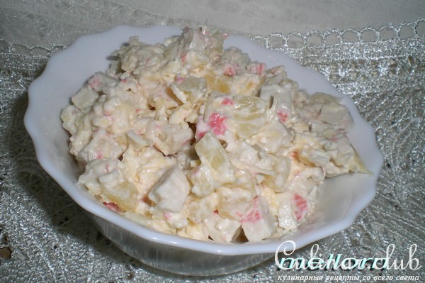 Салат из крабовых палочек с сыром и ананасами