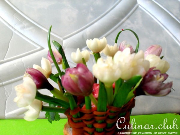 Порционные корзиночки с салатами.