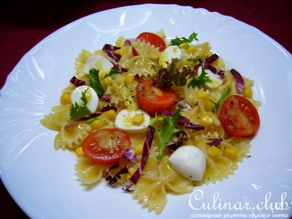 Салат с фарфалле, помидорами черри и сыром моцарелла