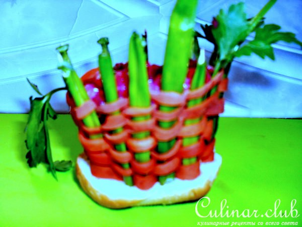 Порционные корзиночки с салатами.
