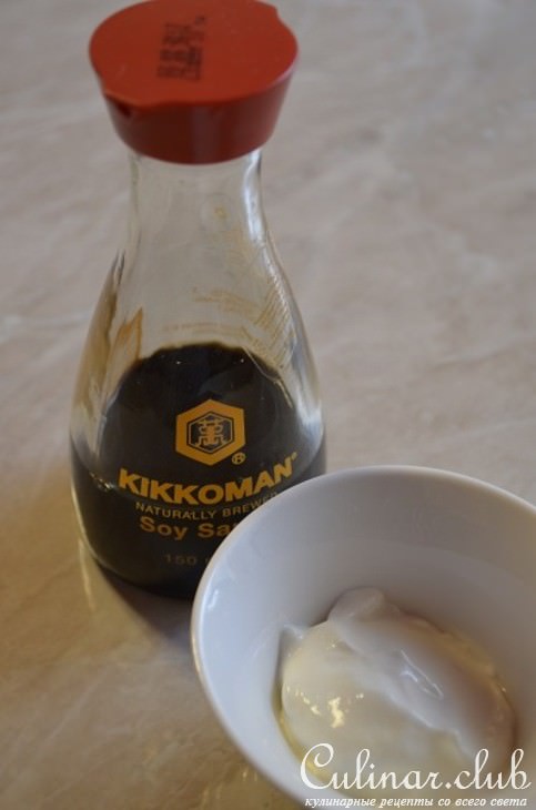 Салат с авокадо, копченостями и кедровыми орешками.