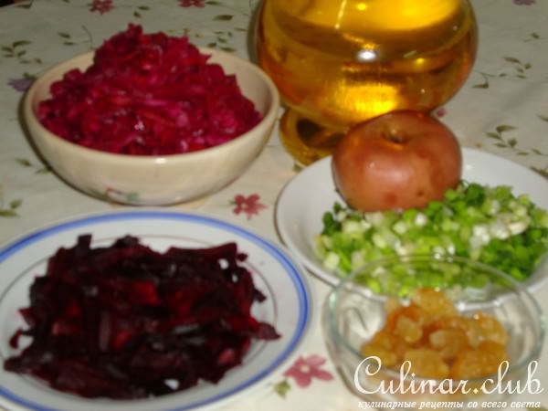 Салат из квашеной краснокочанной капусты с моченым яблоком и изюмом