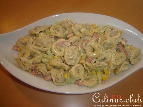 Салат из тортеллини с огурчиками, кабаноси и кукурозой