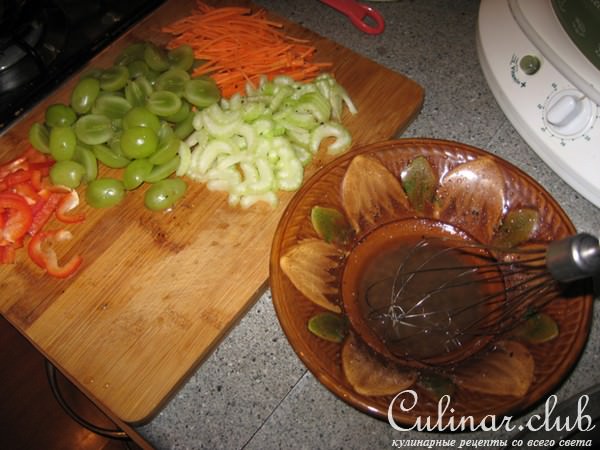 макаронный салат с курицей и виноградом