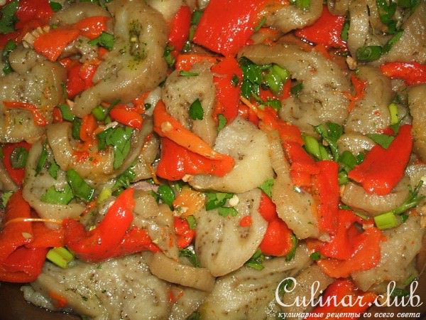 Салат с печённых баклажан и болгарского перца