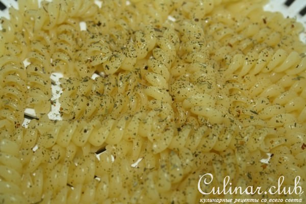 Салат из Fusilli Borges, куриной грудки-гриль и стручковой фасоли с вялеными томатами