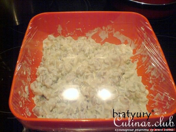 Салат из маринованных огурцов, мацони и грецких орехов с чесноком и оливковым маслом