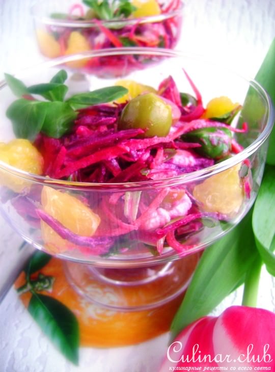 Салат из свежих свеклы и моркови с апельсином и сыром.