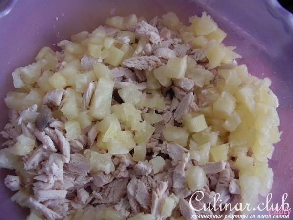 Салат из домашней птицы с ананасом и спаржей