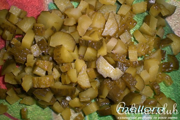 Салат с печенью и солеными огурцами